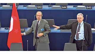 AP'den Türkiye raporunda internet, yolsuzluk ve HSYK konusunda sert eleştiri