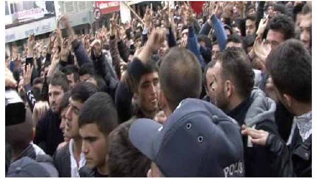  Aksaray'da HDP binasına ırkçı saldırı!