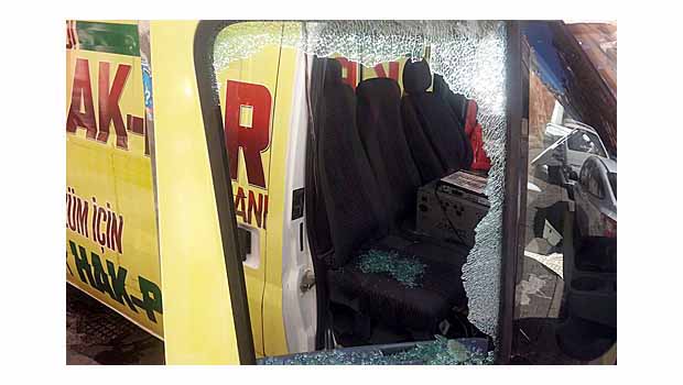 Diyarbakır'da Hak-Par Seçim Aracına Saldırı