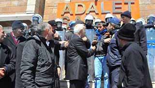 Ahlat’ta polis saldırısı sürüyor