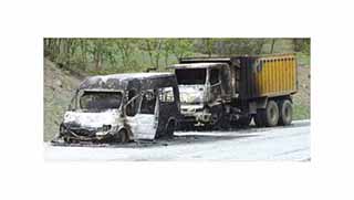 Karakola malzeme taşıyan 3 araç ateşe verildi