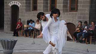 Diyarbakır'da Bir İlk Daha ; Seyirciler Arasında Mekan Tiyatrosu