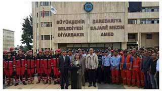 Soma İçin Diyarbakır Belediyesi Siyah Flama Astı, Saygı Duruşunda Bulundu
