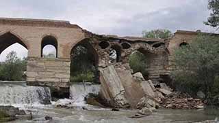 Urmiye’nin tarihi Baranduz Köprüsü "ihmalkarlık" nedeniyle yıkıldı
