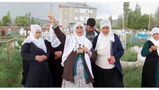 20 yıl aradan sonra oğlunun mezarına kavuştu