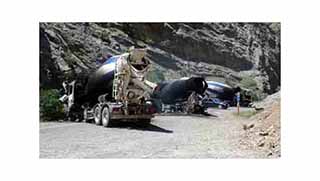 Karakol inşaatına beton taşıyan 5 araç ateşe verildi