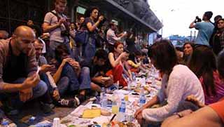  Polise rağmen ‘Yeryüzü Sofrası’ kuruldu 