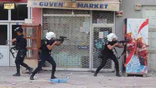 Van'da polis müdahalesi: BDP binasına gaz bombaları atıldı