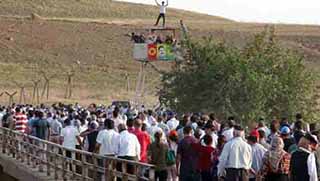 IŞİD'i protesto etmek için sınıra yürüdüler