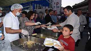Eşbaşkanlar, saldırıya uğrayan çadırda 2 bin kişiye yemek dağıttı
