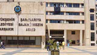 Amed Büyükşehir Belediyesi siyah bez astı