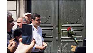 Demirtaş, Paris'te 3 Kürt kadın devrimcinin suikast yerine çiçek bıraktı.