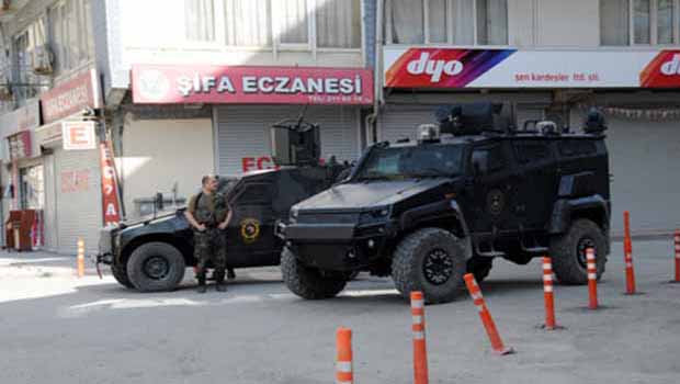 Hakkari'de Kepenkler Kapalı. Sokağa çıkma yasağı devam ediyor