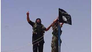 IŞİD terkedilen Kürt evlerine siyah bayrağını asıyor