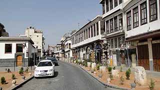 Esad'ın Askerleri Kürtlerin Evlerine Zorla El Koyuyorlar