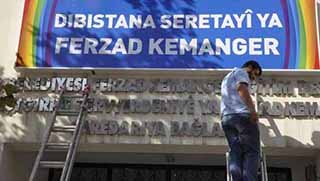 Tehdide rağmen Kürtçe okulunun tabelası asıldı