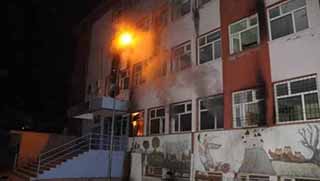 Cizre'de üç okul ateşe verildi