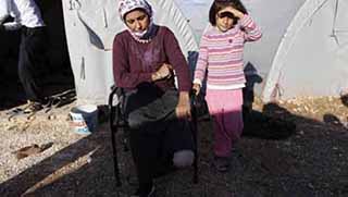 Kucağında çocuğuyla mayına bastı