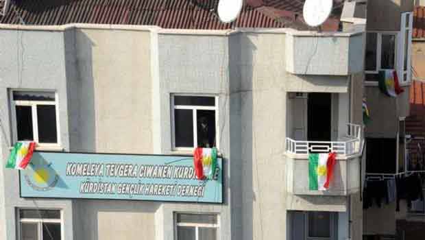 Kaldırılan Bayrak yerine 6 Kürdistan Bayrağı asıldı