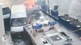 Panzerin ateşe sürüklediği araçlar emniyetin çıktı