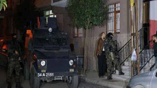 Gazi Mahallesi'nde ev baskınları