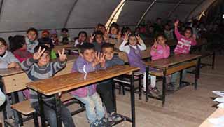 Kobanêli çocuklara Arapça ve Türkçe var, anadil yok