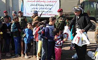  Peşmergeler mülteci çocukları sevindirdi