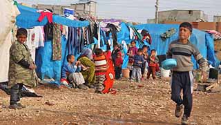 Kobanêli bebek ve çocuklar mama, süt, biberon bekliyor