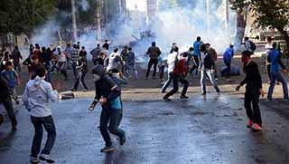 Eylemlerde yüz kapatan, halk otobüsü yakan ajandır