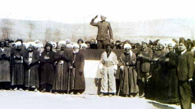  Qazî Muhammed: O bayrak Barzani’de ve birgün her yere dikilecek!