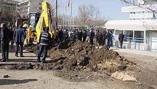 Diyarbakır’da DEDAŞ  kriz'i  Belediye hendek kazdı.