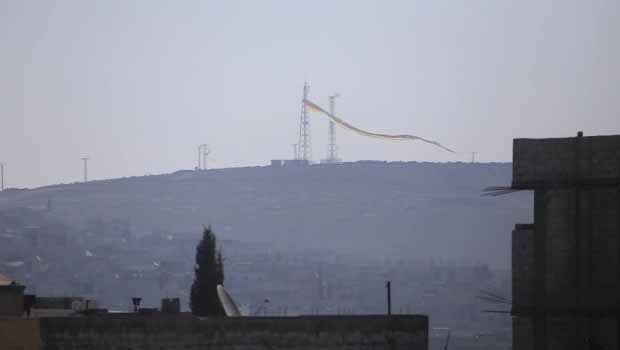 Kobanê'de 75 metrelik dev yeşil, sarı, kırmızı bayrak