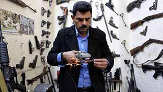 Bozuk Peşmerge silahlarını hayata döndüren bir adam