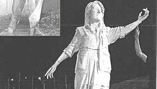 Bir Garip Suçlama: Heykelinde mekap tarzı ayakkabı var