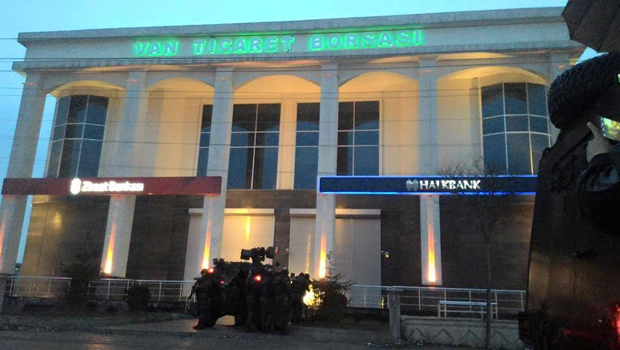 Van'da Bir Bankaya Giren Soyguncu, 7 Kişiyi Rehin Aldı