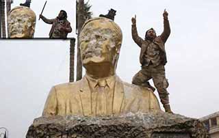 İdlib'i Ele Geçiren El Kaide, Esad'ın Babasının Heykeline Ayakkabı Koydu