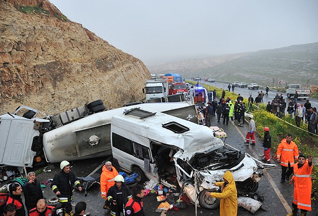 Şanlıurfa'da trafik kazası 12 kişi hayatını kaybetti.
