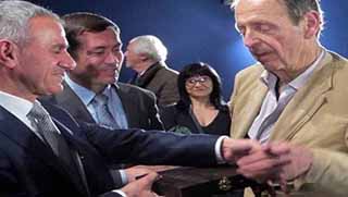 Peşmerge Bakanı’ndan Fransız yazara onur madalyası