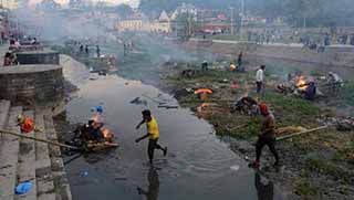 Cesetleri yakmaya başladılar