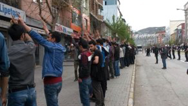 Muş'ta Davutoğlu'na Sırt Dönmeli ve Alkışlı Protesto
