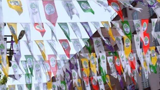  Bolu'da HDP'nin bayrakları sökülerek yakıldı 