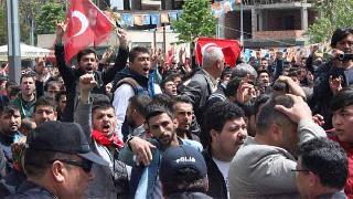 Ülkücüler HDP Mitingine katılanları taşladılar