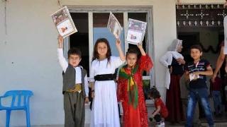 Kürdçe eğitim verilen okulda öğrenciler karne aldı