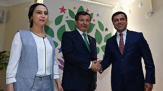 Davutoğlu, PKK silahları öyle veya böyle bırakacak