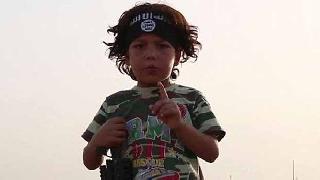 IŞİD, 4 yaşındaki çocuğu annesinin kafasını kesmesi için eğitmiş