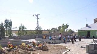 Özel Harekat Timleri Yüksekova'da gerilla şehitliğini tahrip ettiler.