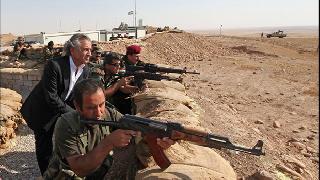 Siyah takım elbiseli BHL,Peşmerge siperlerinde