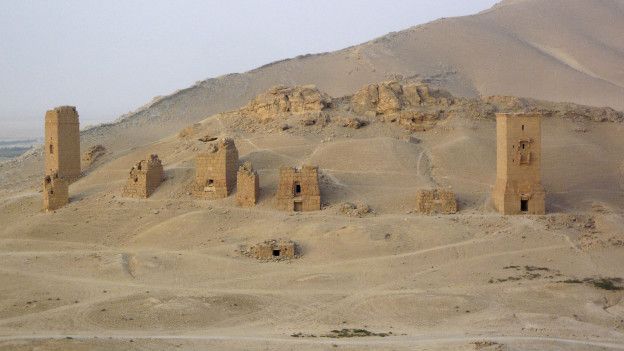 IŞİD Palmira'da kule mezarları harabeye çevirdi