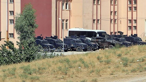 Polis araçlarına saldırı: 4 polis hayatını kaybetti