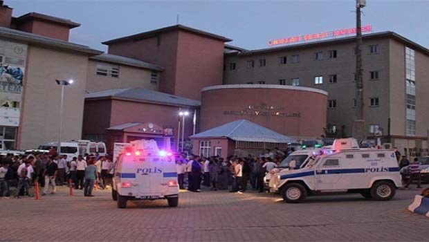  Hakkari'de polis aracının geçişinde patlama: 2 polis yaşamını yitirdi